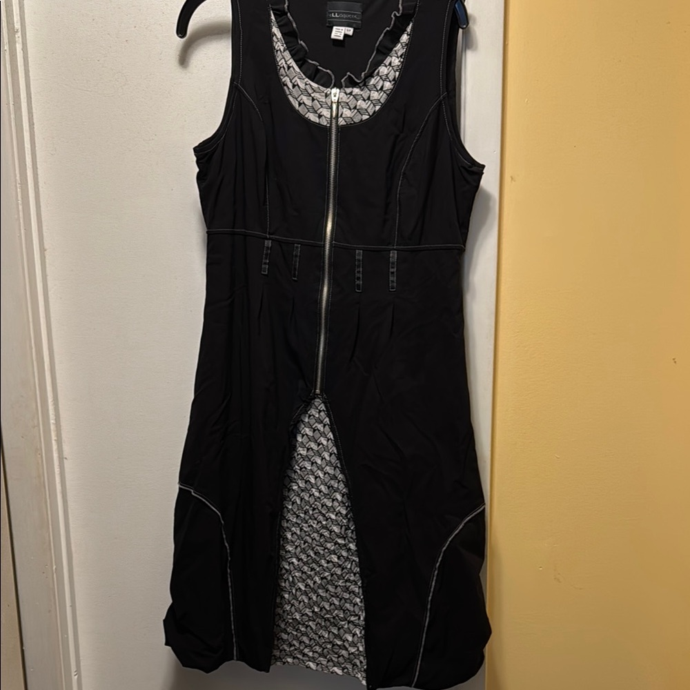 Black and White Sleeveless Scoop Neck Sheath Dress